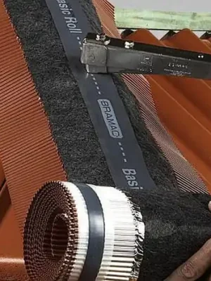 Hřeben a nároží - Basicroll (Dryroll)-větrací pás hřebene/nároží - Hnědá Odeslání Ihned