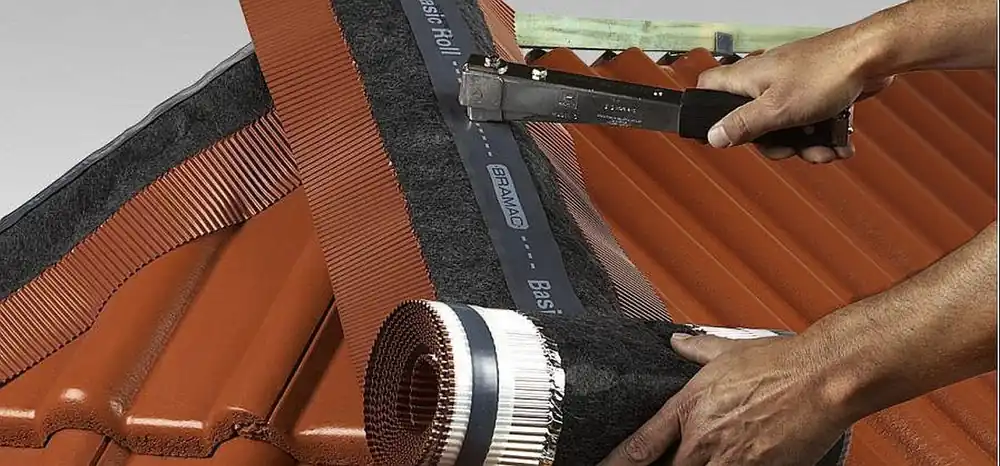 Hřeben a nároží - Basicroll (Dryroll)-větrací pás hřebene/nároží - Hnědá Odeslání Ihned