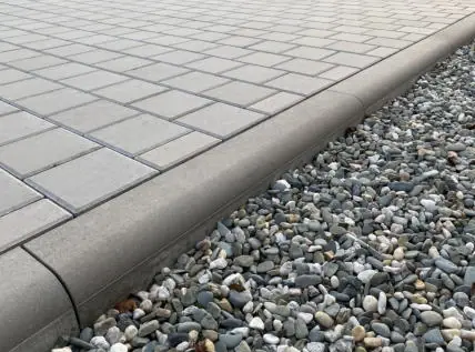 Značkový Obrubník silniční přechodový AZ Beton pravý 1000x150x250 mm