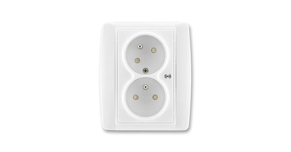 ABB 5583E-C02357 03 Element® Zásuvka dvojnásobná s ochrannými kolíky, s clonkami, s natočenou dutinou, s ochranou před přepětím, bílá / bílá Ihned K Objednání