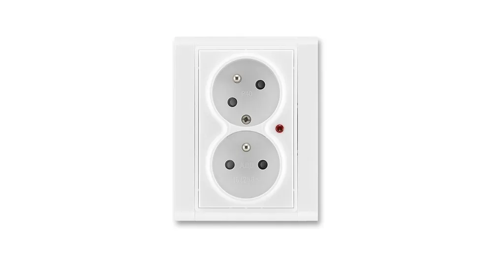 ABB 5593F-C02357 01 Time® Zásuvka dvojnásobná s ochrannými kolíky, s clonkami, s natočenou dutinou, s ochranou před přepětím, bílá / ledová bílá Zlevněný